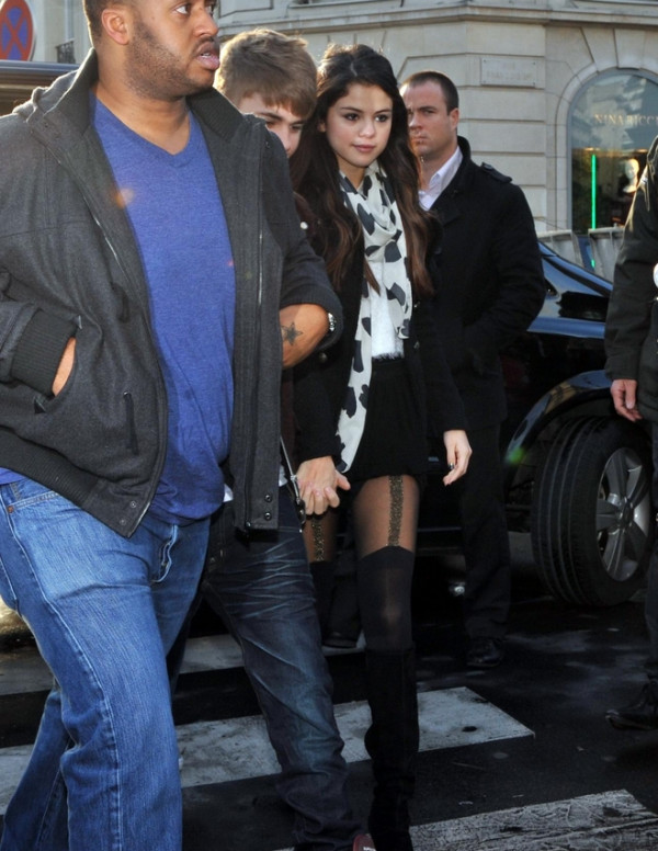 La jeune Selena Gomez en compagnie de Justin Bieber à Paris